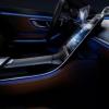 2021年梅赛德斯-奔驰s级轿车在特斯拉式触摸屏周围展示了丰富的内饰