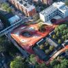 mad用起伏的红色屋顶的幼儿园包裹了北京的历史性庭院建筑